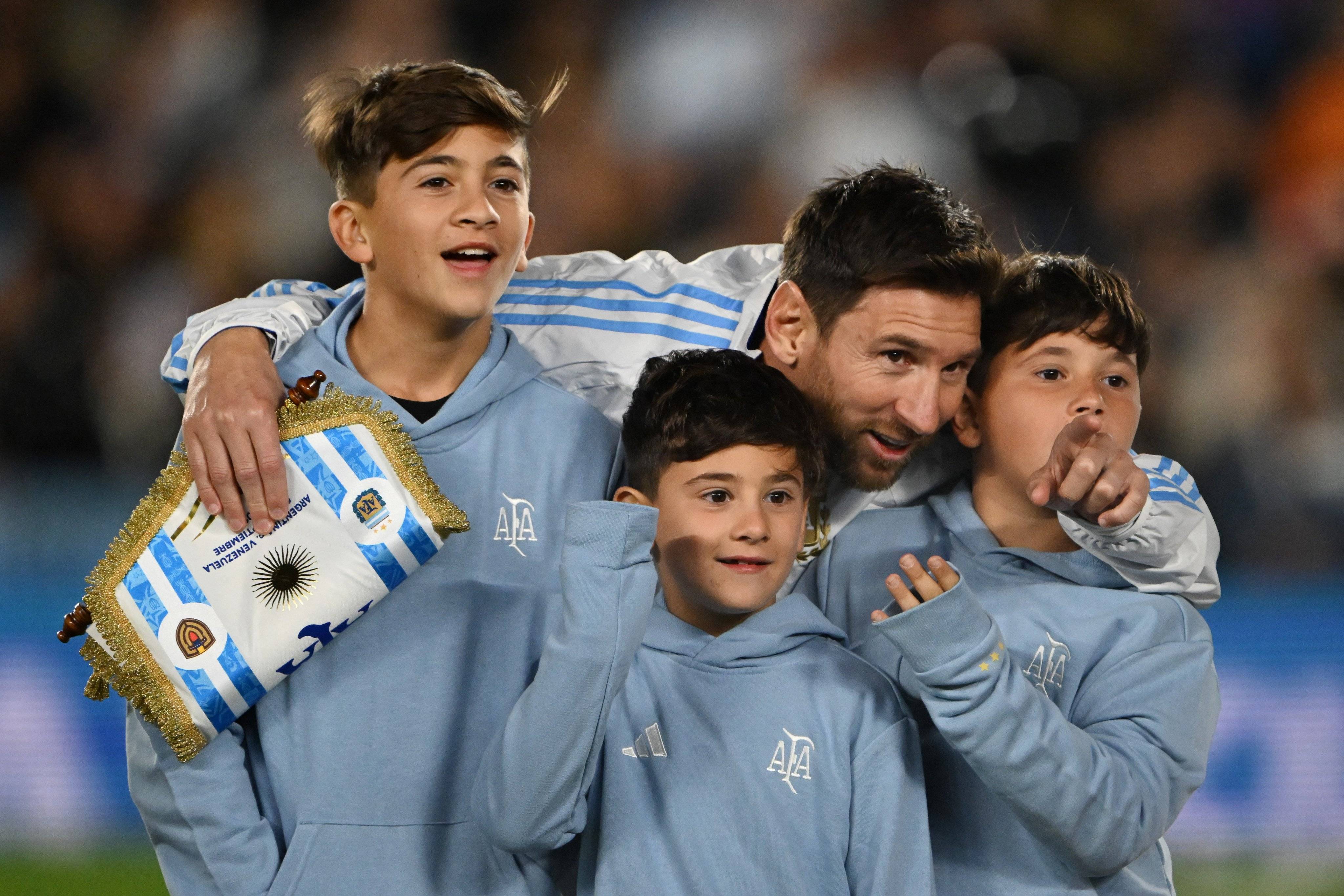 AC米兰翻盘巴萨,梅西制霸全场 AC米兰翻盘巴萨,梅西制霸全场