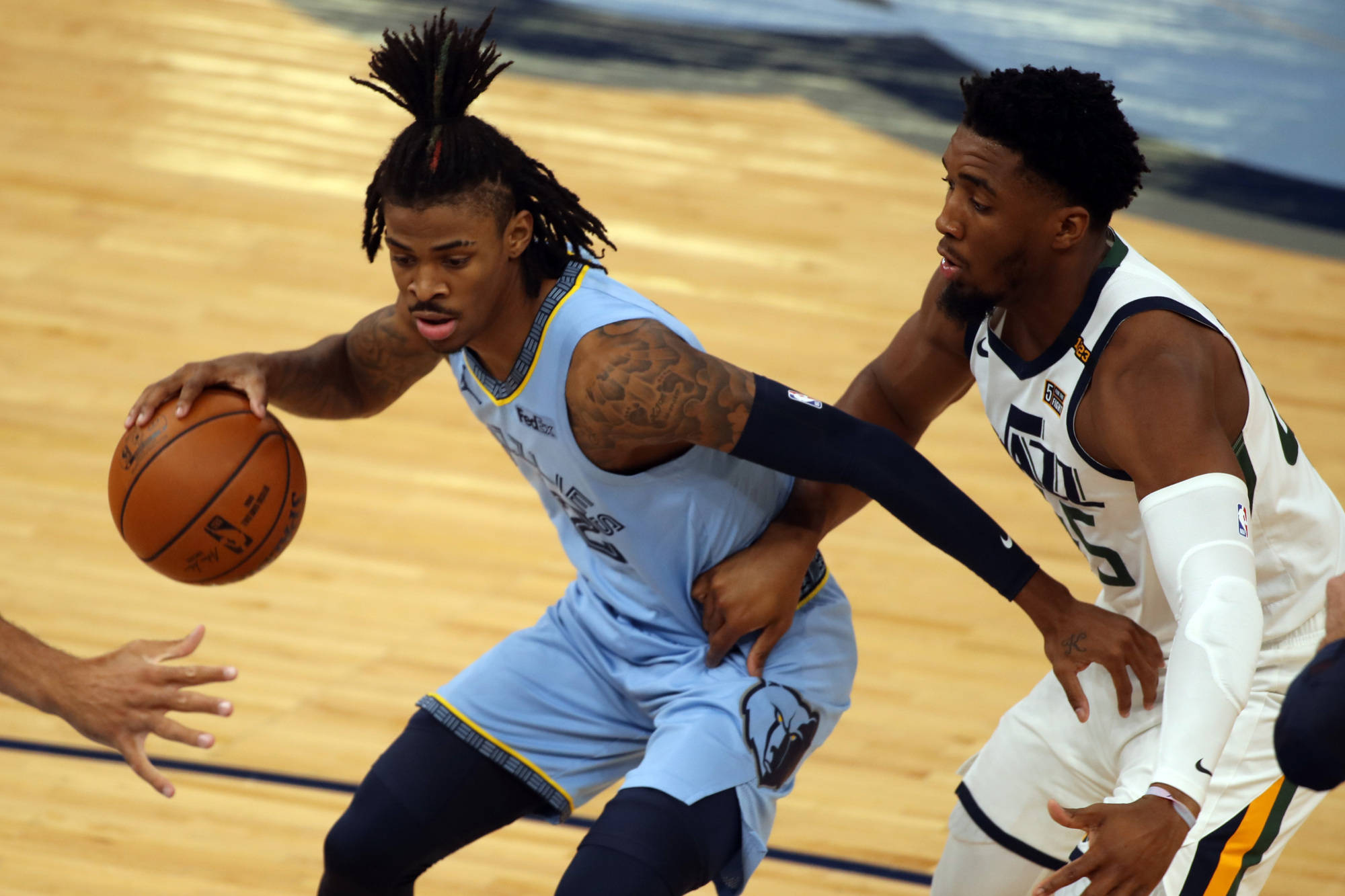 灰熊爆冷快船，萨姆·米切尔惊艳世界