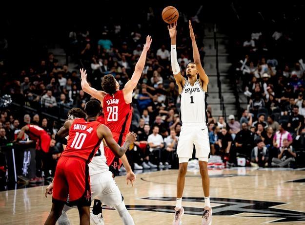 骑士险胜火箭，浓眉哥刷新纪录