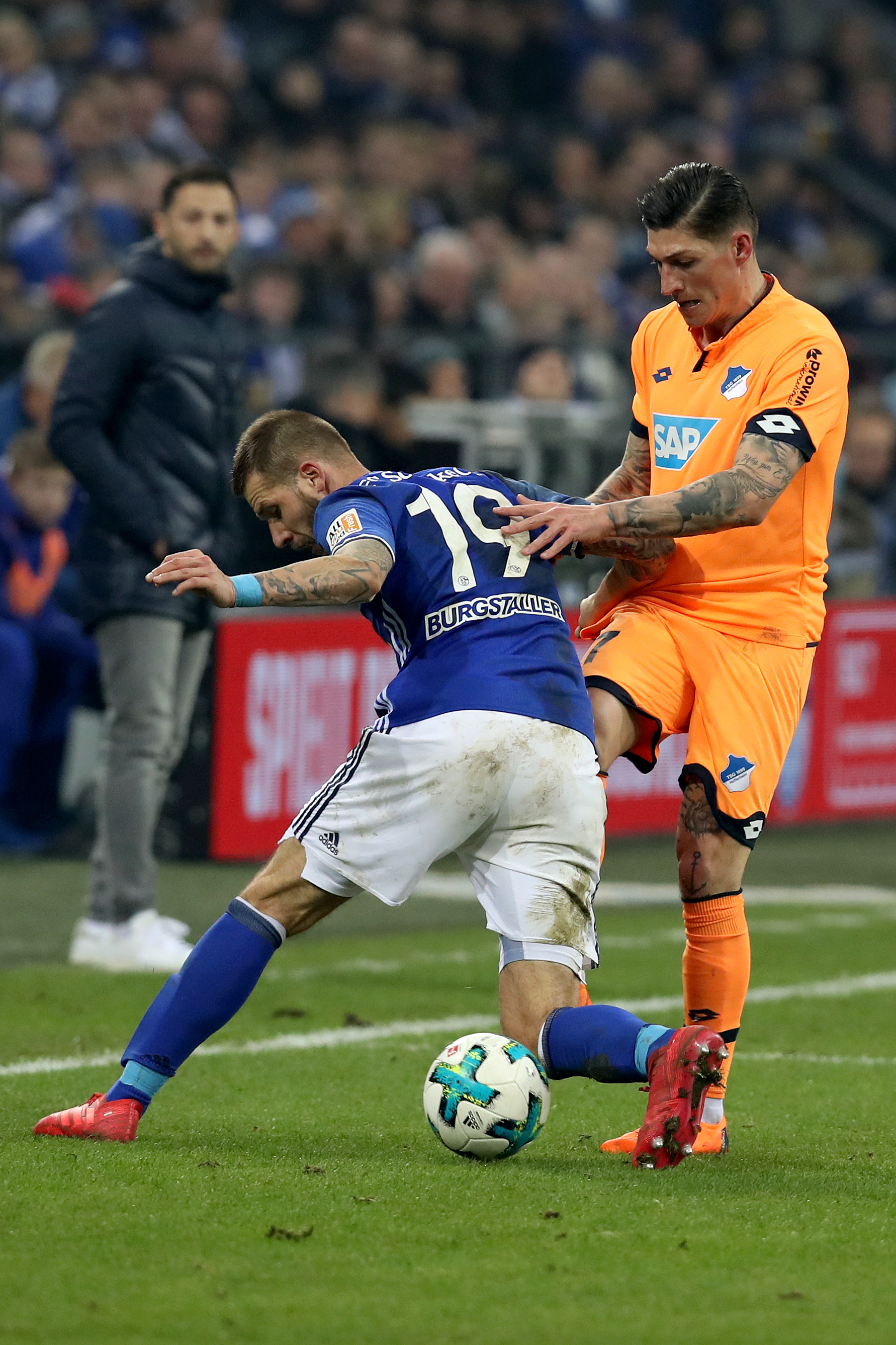 沙尔克04在德甲赛场上连胜，实力强劲