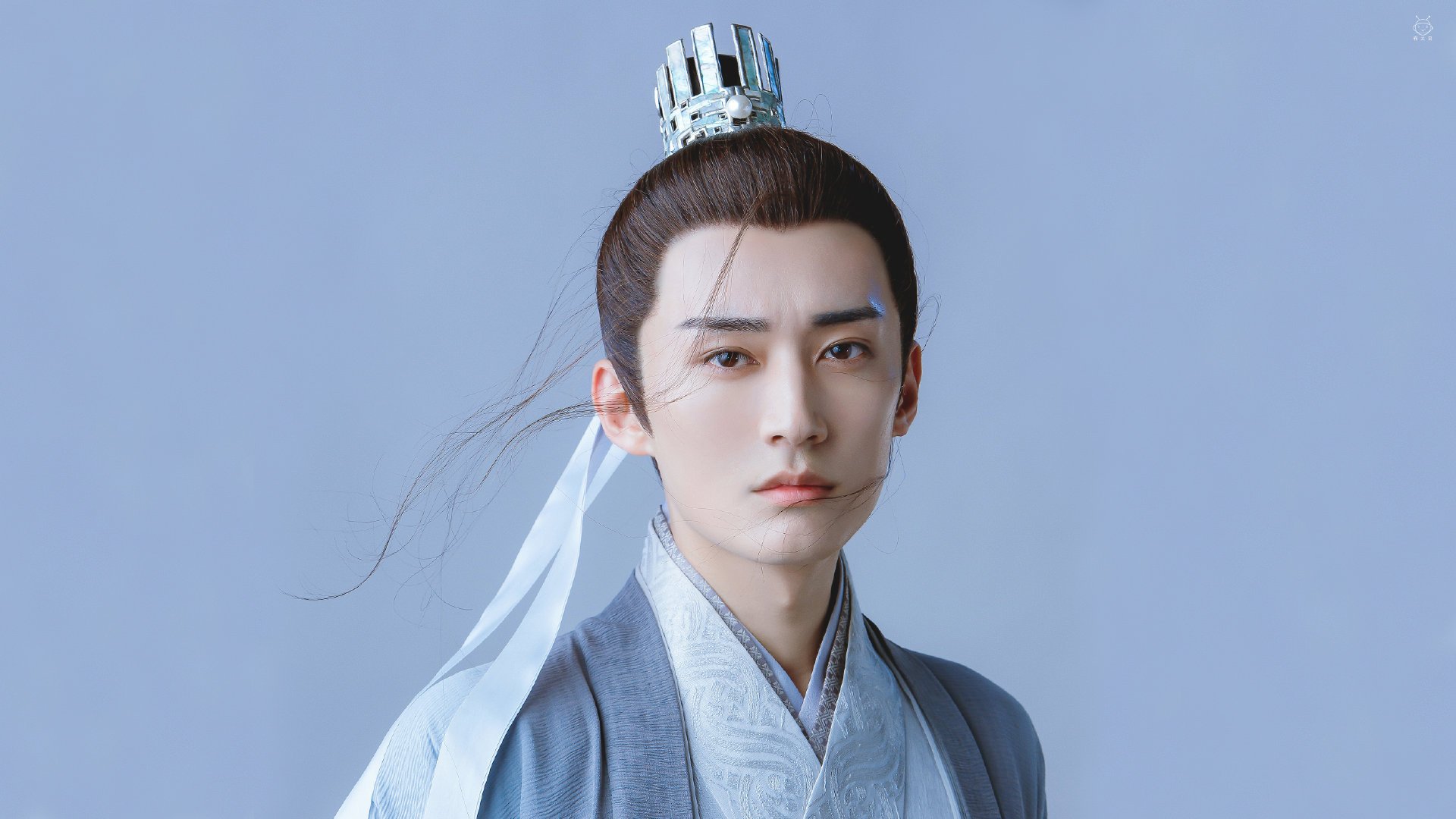 看到丹麦队完胜泰国队与黄鸭组合刷新纪录这两个并列的关键词，一个关乎团队荣耀，一个关乎个体辉煌。这恰恰是竞技体育最迷人的两面—它是军团的碾压式推进，也是个人的史诗级突破。因此，标题可以这样提炼